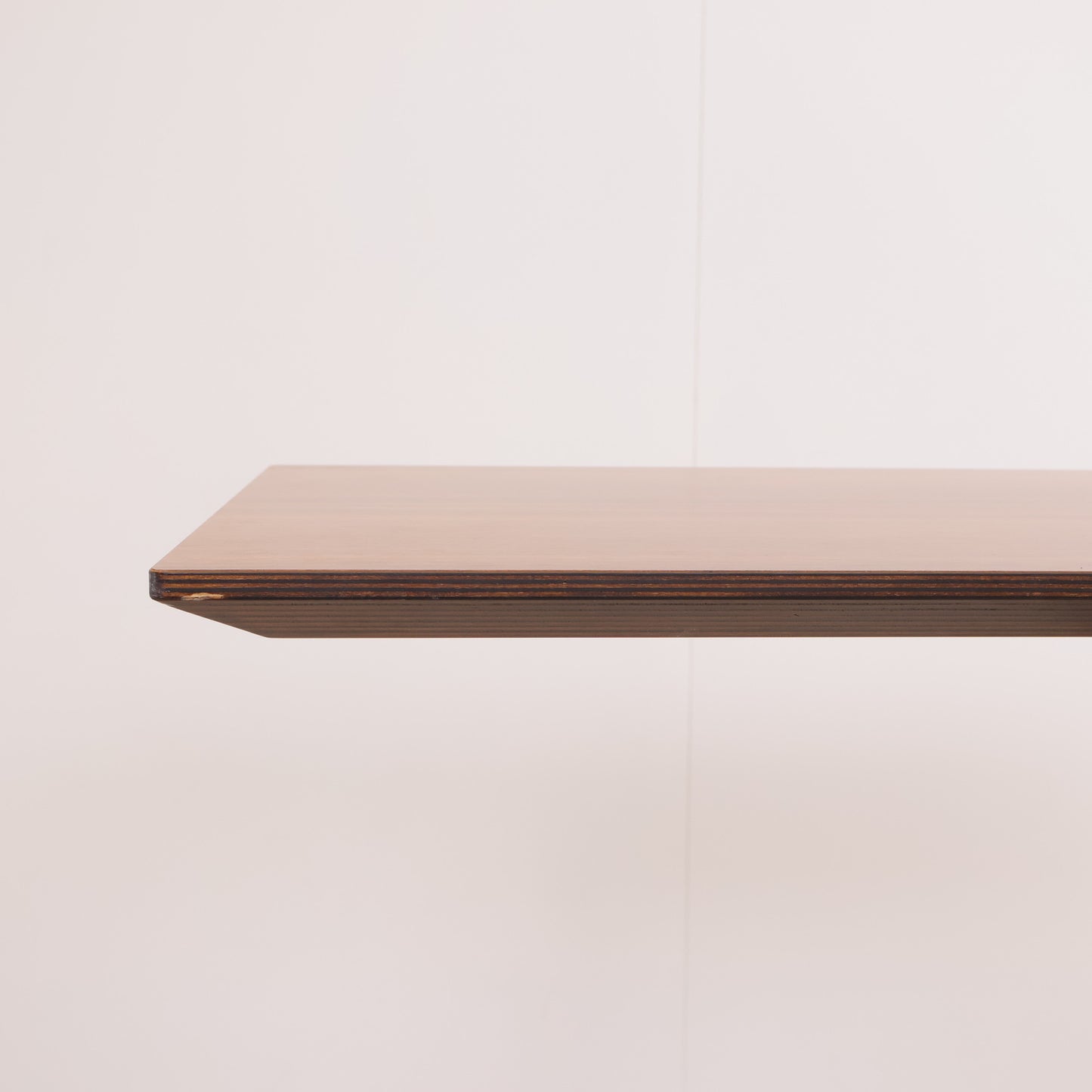 Ståbord med nøttebrun bordplate