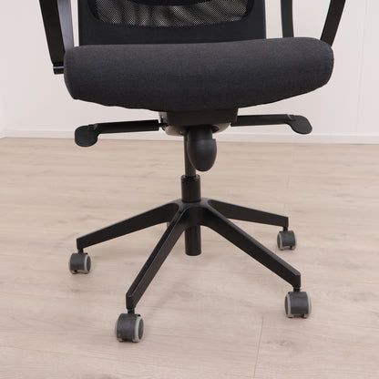 IKEA Markus kontorstol med armlener og høy rygg