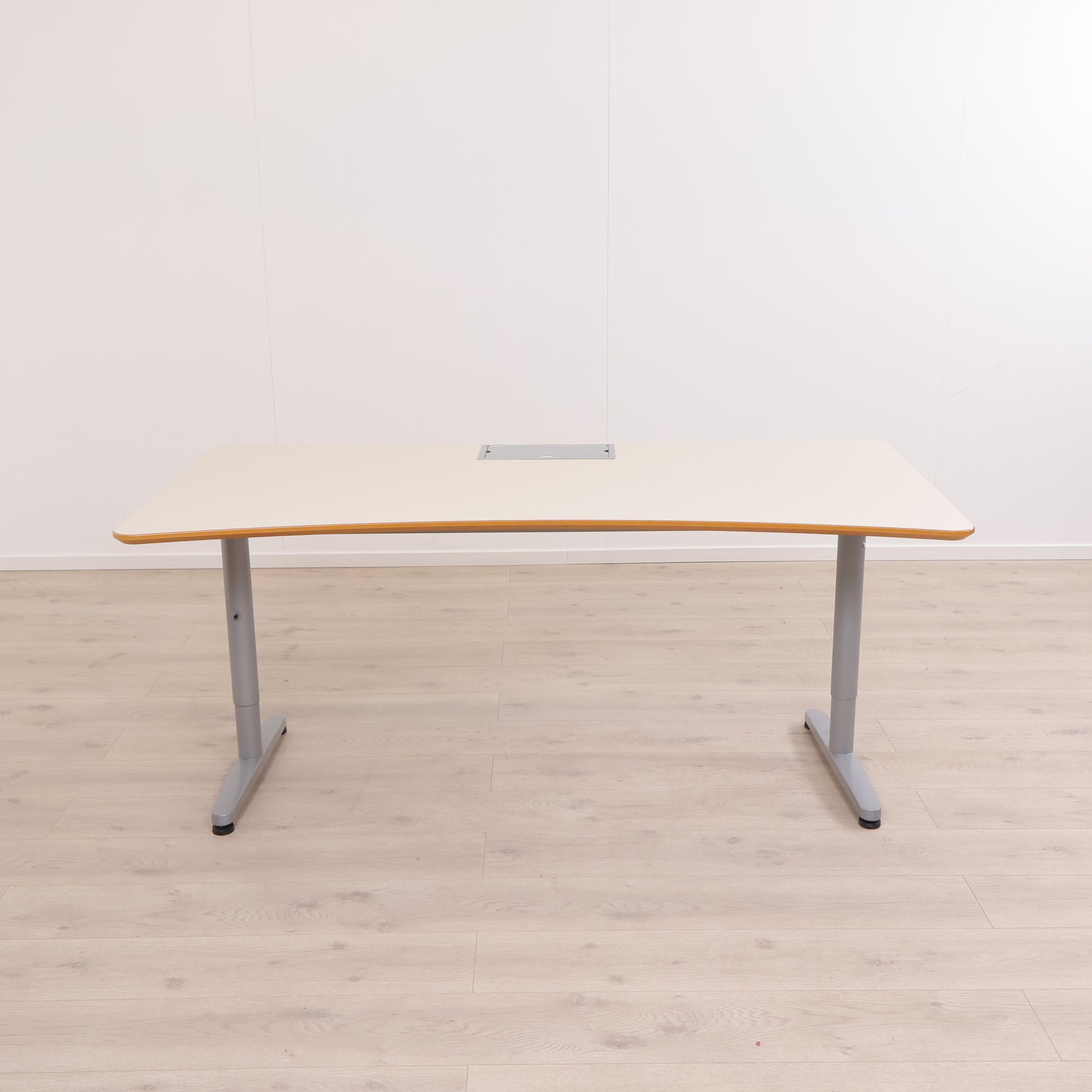 Manuell hev/senk skrivebord med beige bordplate