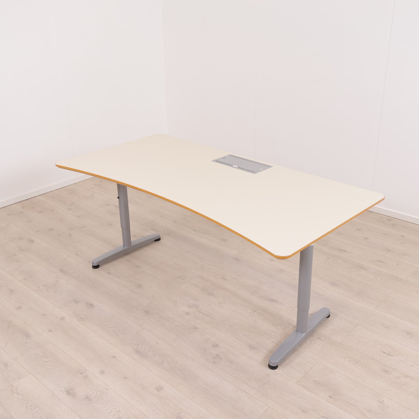 Manuell hev/senk skrivebord med beige bordplate