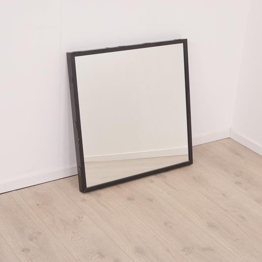 Kvadratisk speil med sort ramme