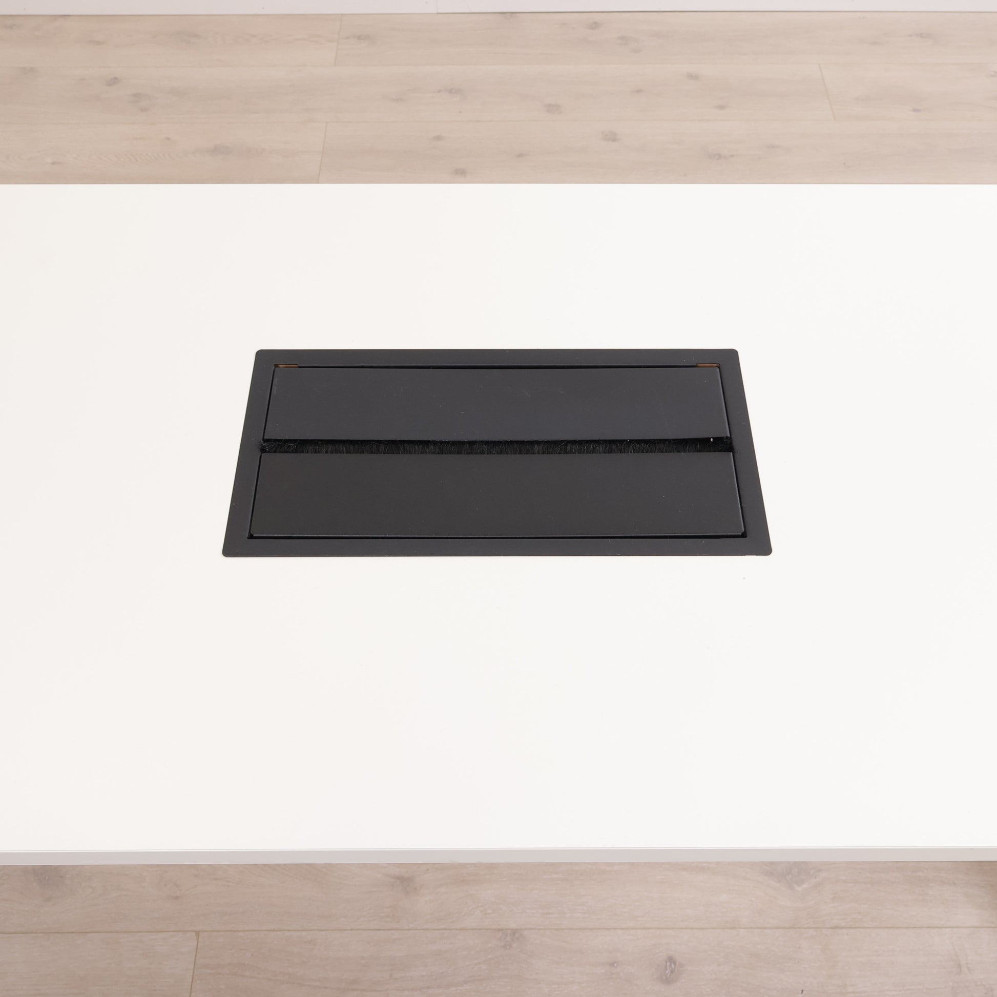 Kvalitetssikret | 180x70 cm, Hvitt møtebord med sort kabelluke og mulighet for strømtilkobling