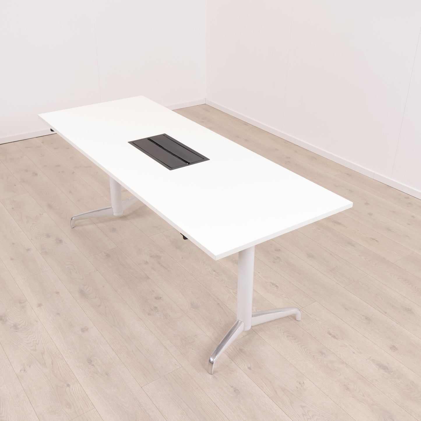 Kvalitetssikret | 180x70 cm, Hvitt møtebord med sort kabelluke og mulighet for strømtilkobling