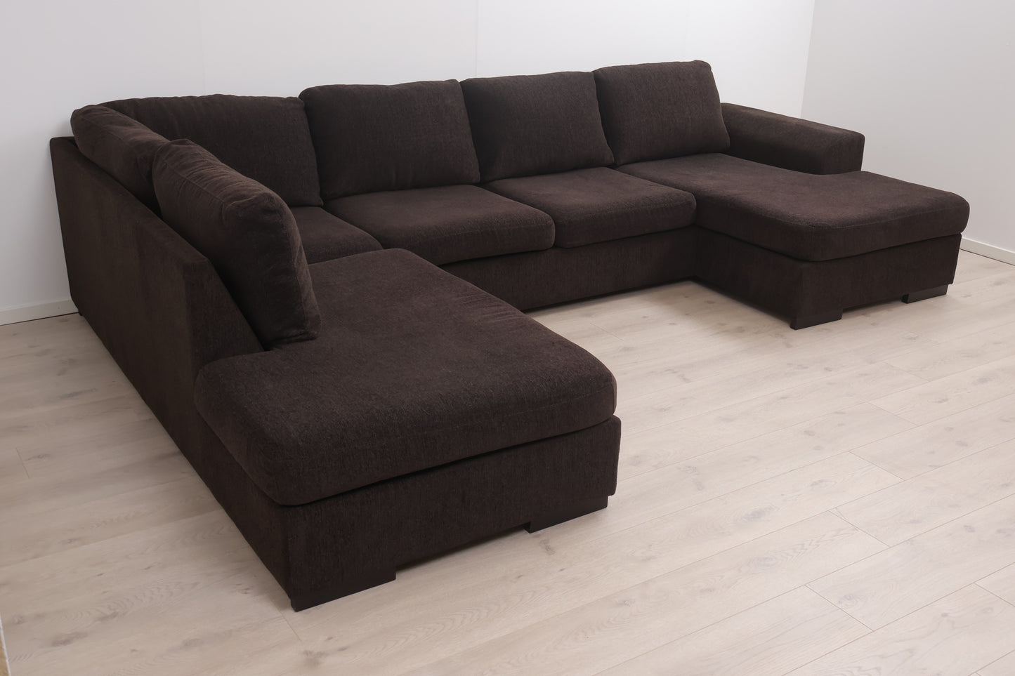 Nyrenset | Romslig mørk brun u-sofa med sjeselong