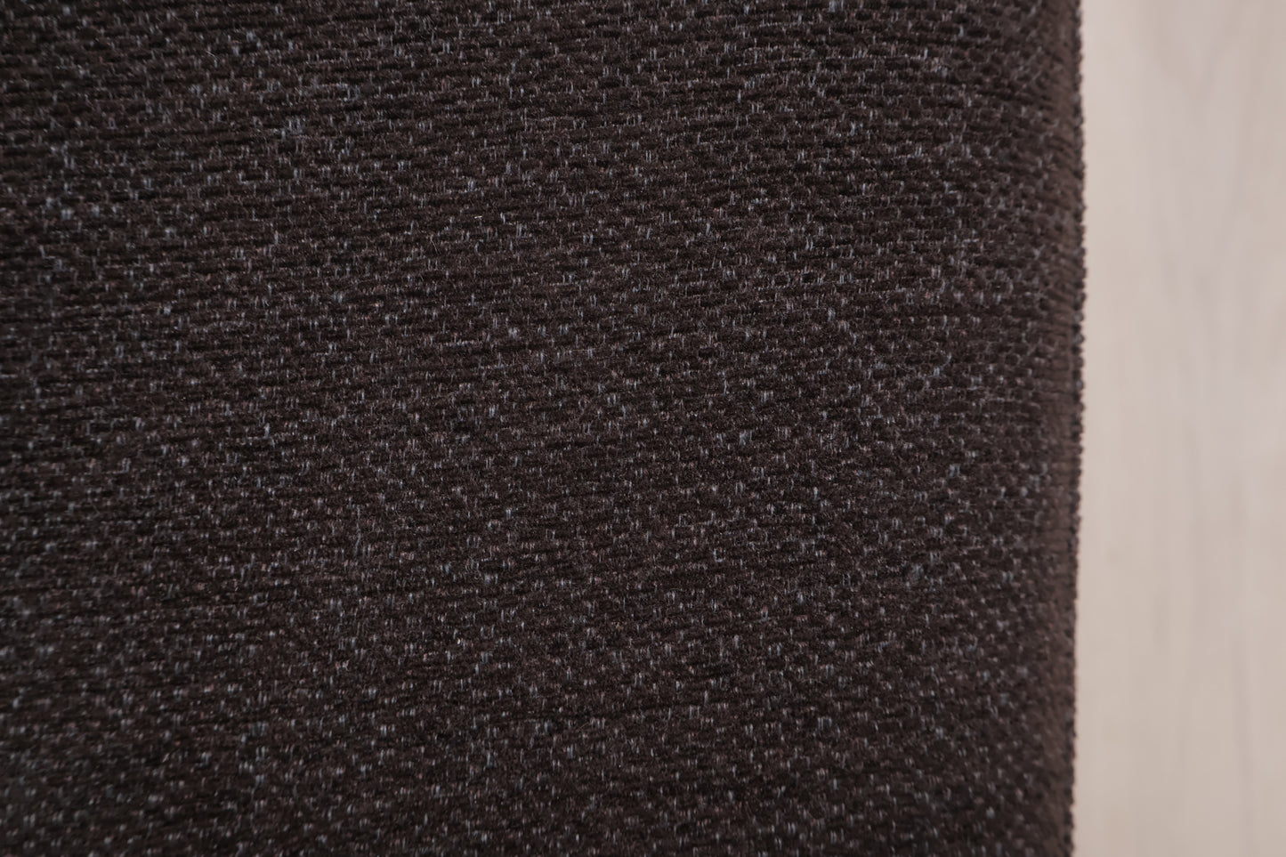 Nyrenset | Romslig mørk brun u-sofa med sjeselong
