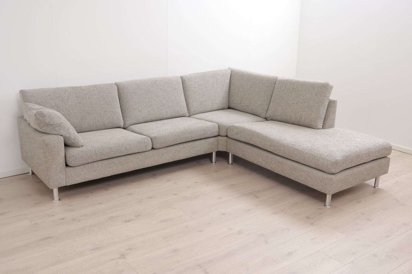 Nyrenset | Grå/beige hjørnesofa med åpen ende