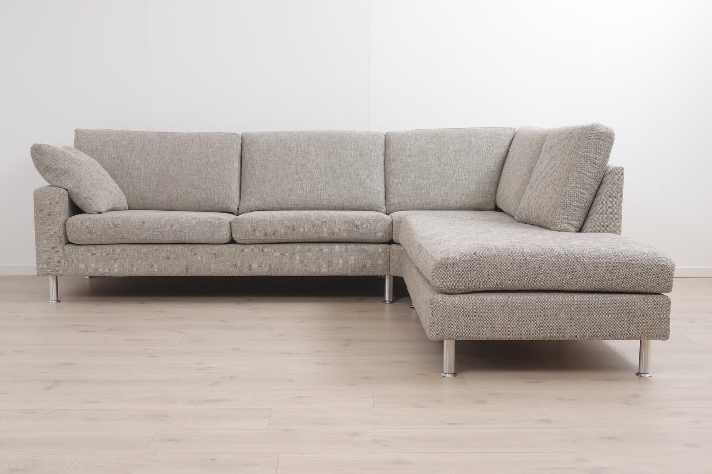 Nyrenset | Grå/beige hjørnesofa med åpen ende