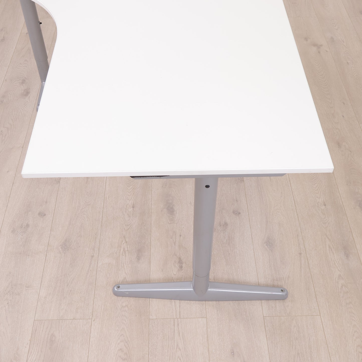 Hvitt skrivebord med venstresving