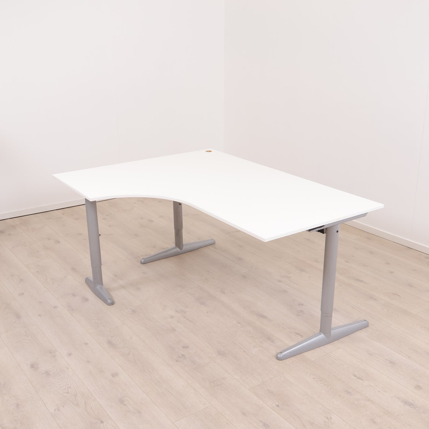 Hvitt skrivebord med venstresving