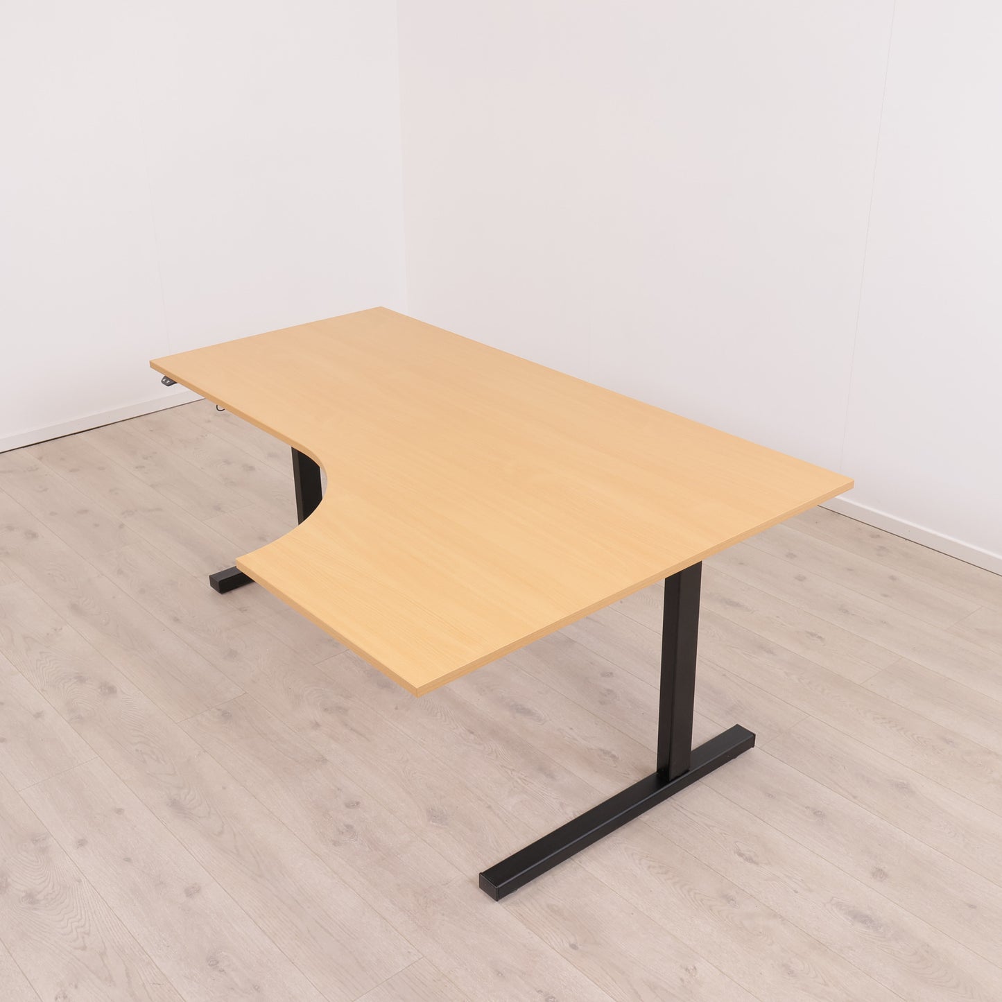 180x120 cm, Elektrisk hev/senk skrivebord med mørk treplate og høyresving