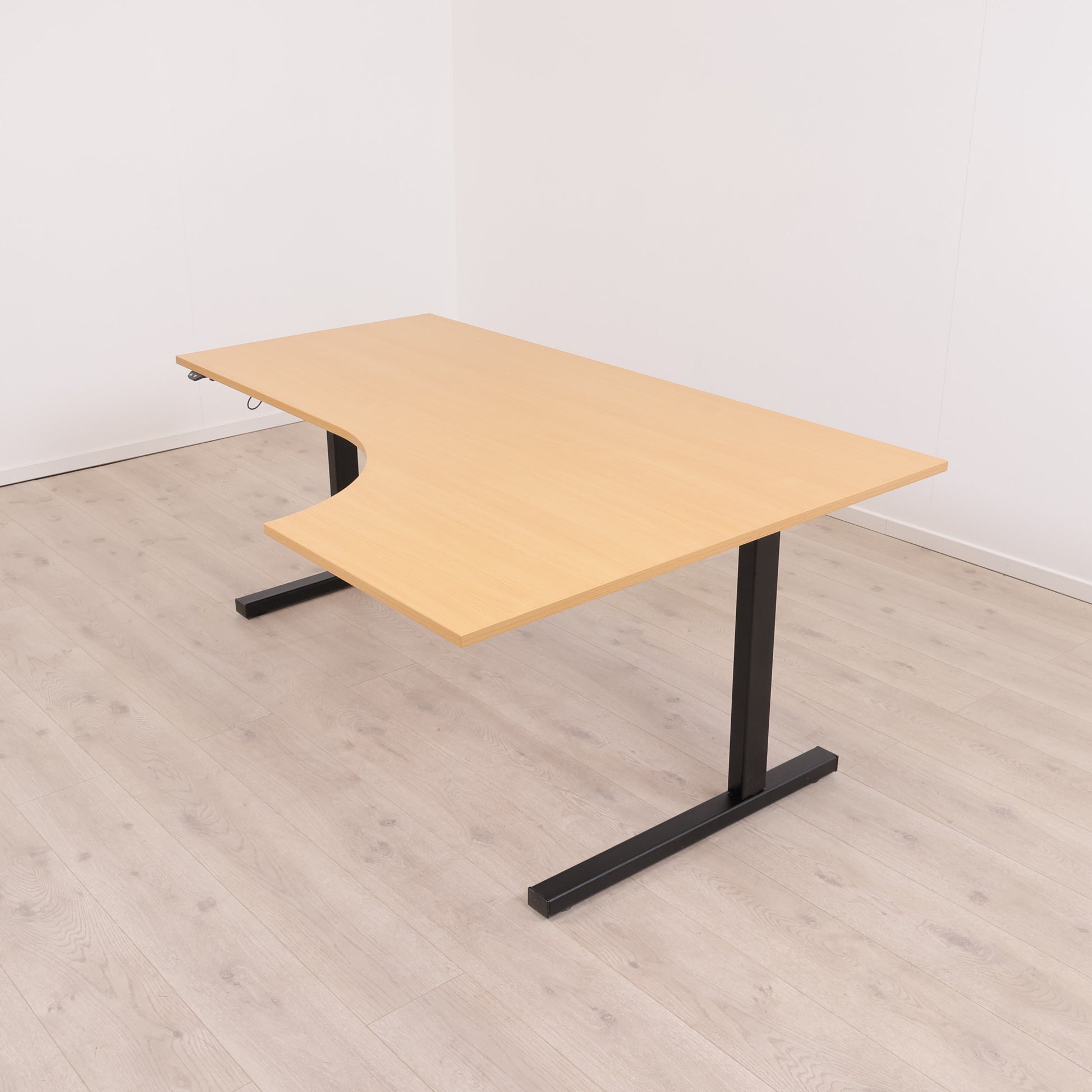 180x120 cm, Elektrisk hev/senk skrivebord med mørk treplate og høyresving