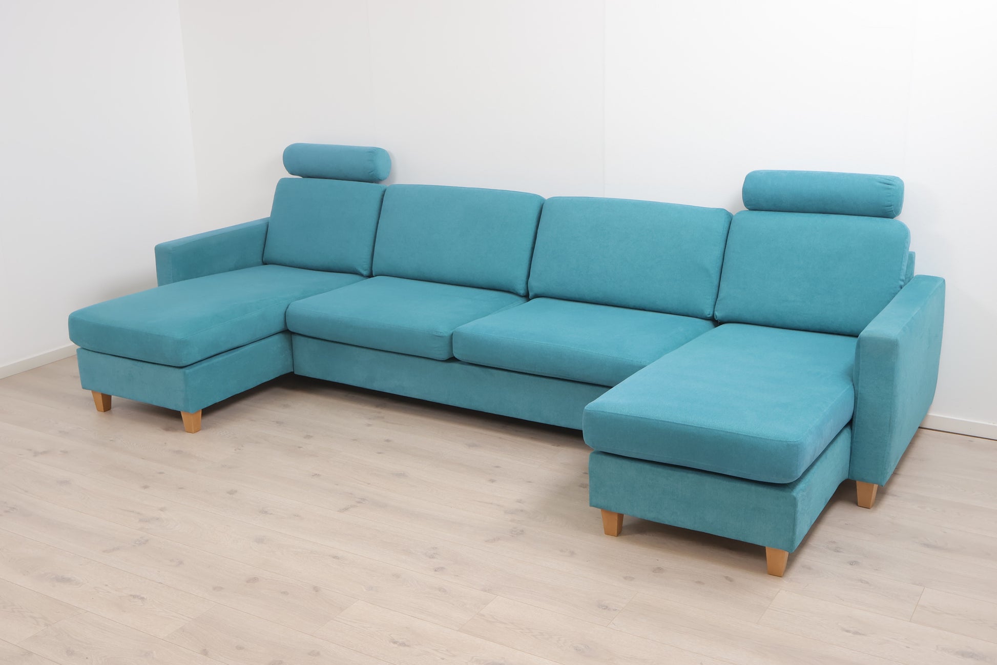 Nyrenset | Turkis u-sofa med eikebein og flyttbare nakkestøtter