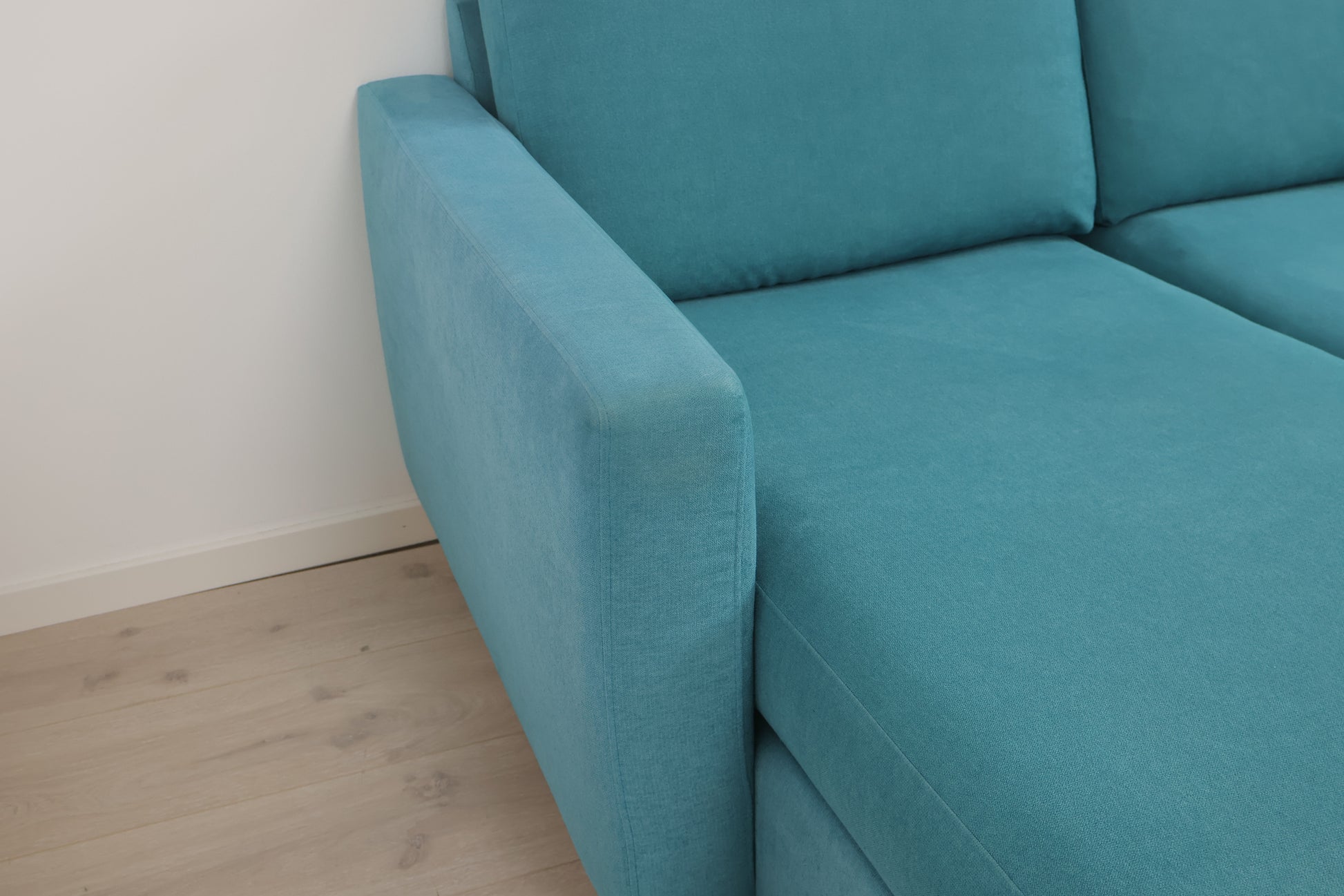 Nyrenset | Turkis u-sofa med eikebein og flyttbare nakkestøtter