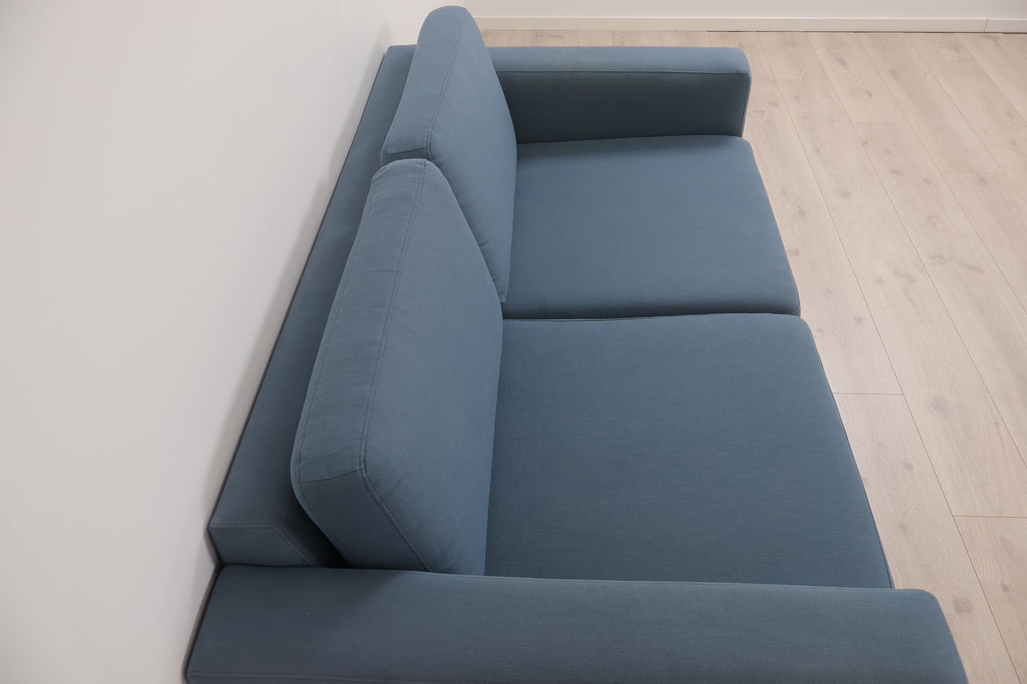 Nyrenset | Blå Bolia Scandinavia 2-seter sofa med eikebein