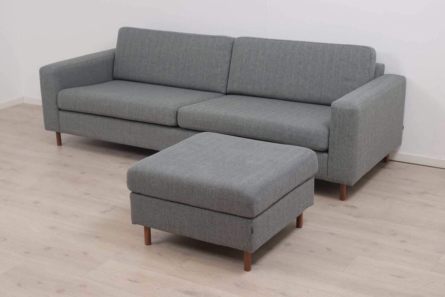 Nyrenset | Grå/grønn Bolia Scandinavia 3-seter sofa med puff