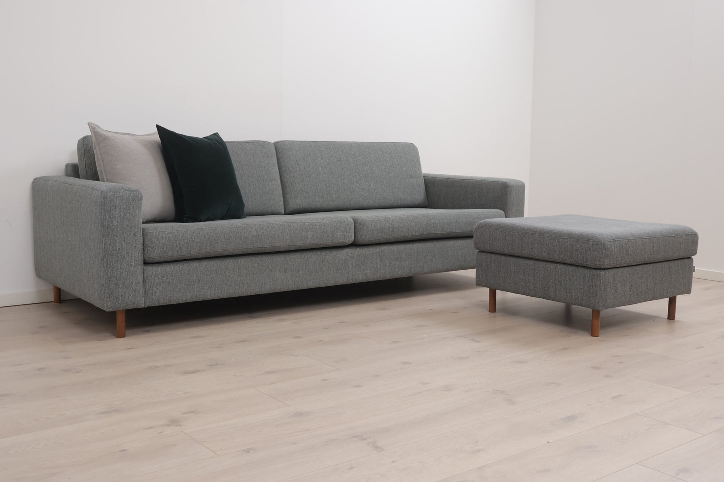 Nyrenset | Grå/grønn Bolia Scandinavia 3-seter sofa med puff