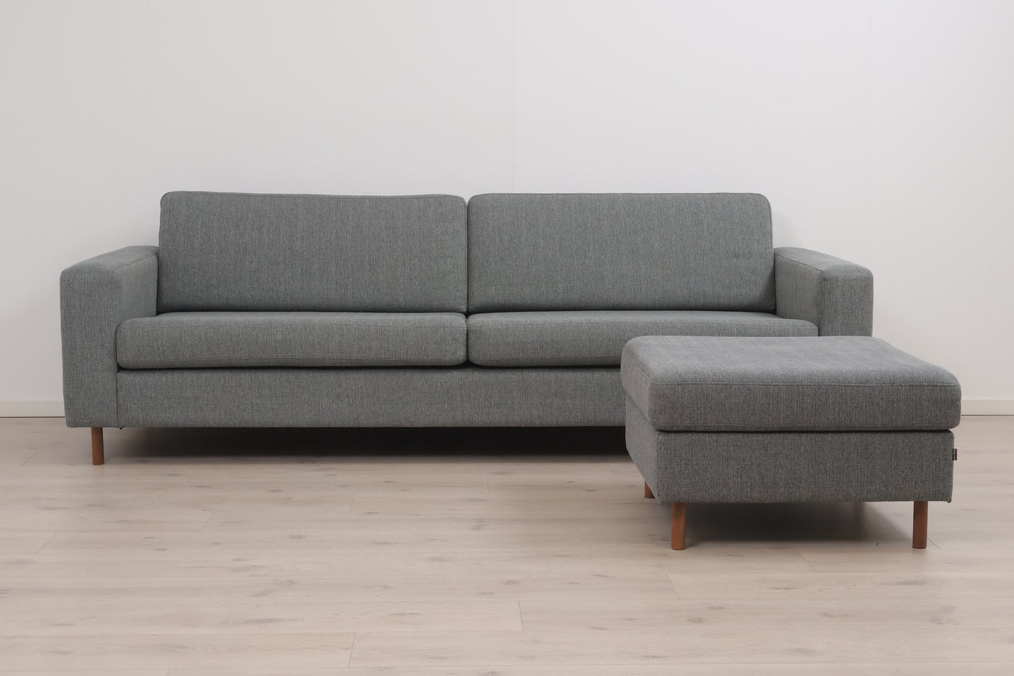 Nyrenset | Grå/grønn Bolia Scandinavia 3-seter sofa med puff