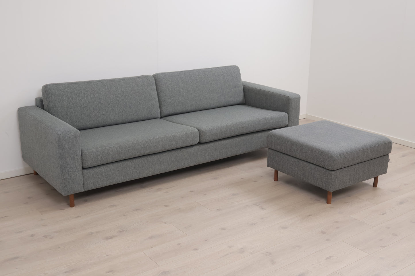 Nyrenset | Grå/grønn Bolia Scandinavia 3-seter sofa med puff