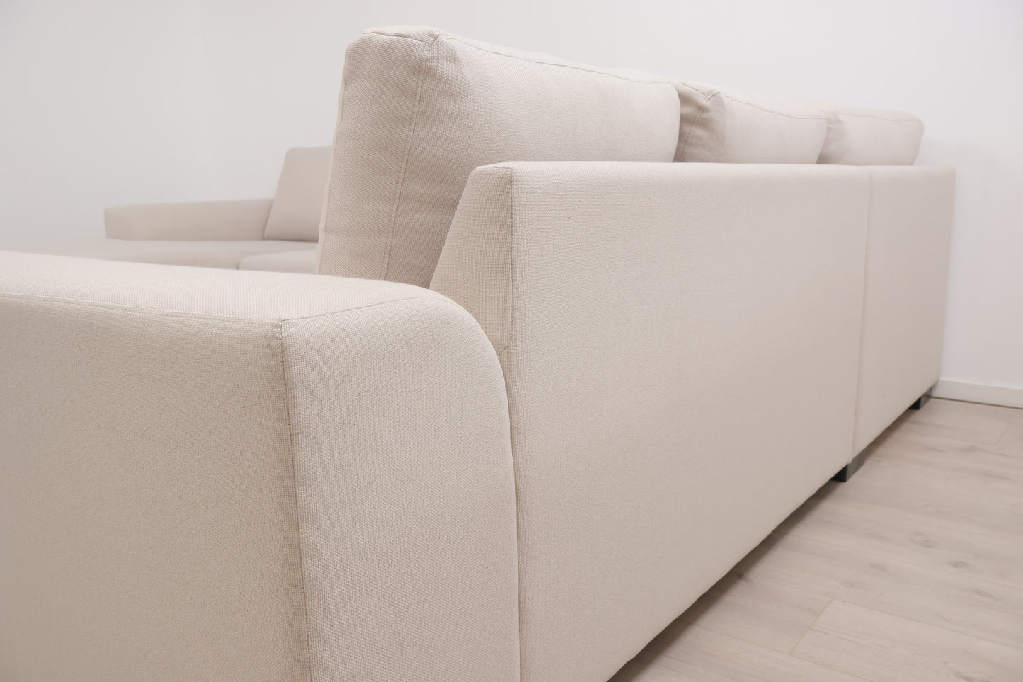 Nyrenset | Romslig beige u-sofa med sjeselong