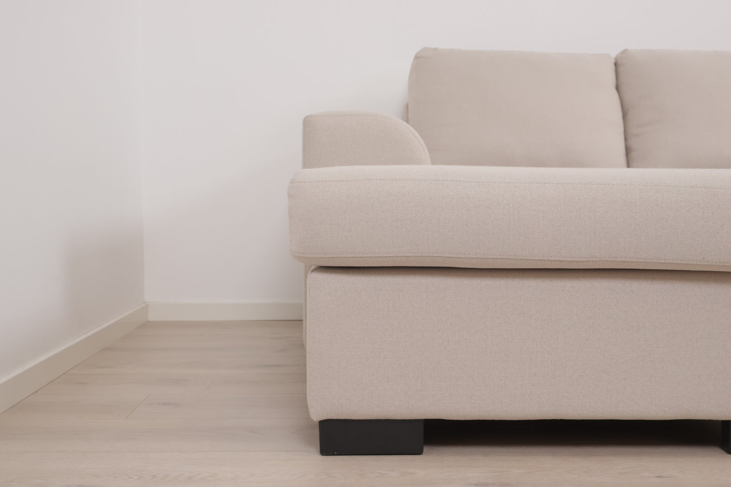 Nyrenset | Romslig beige u-sofa med sjeselong