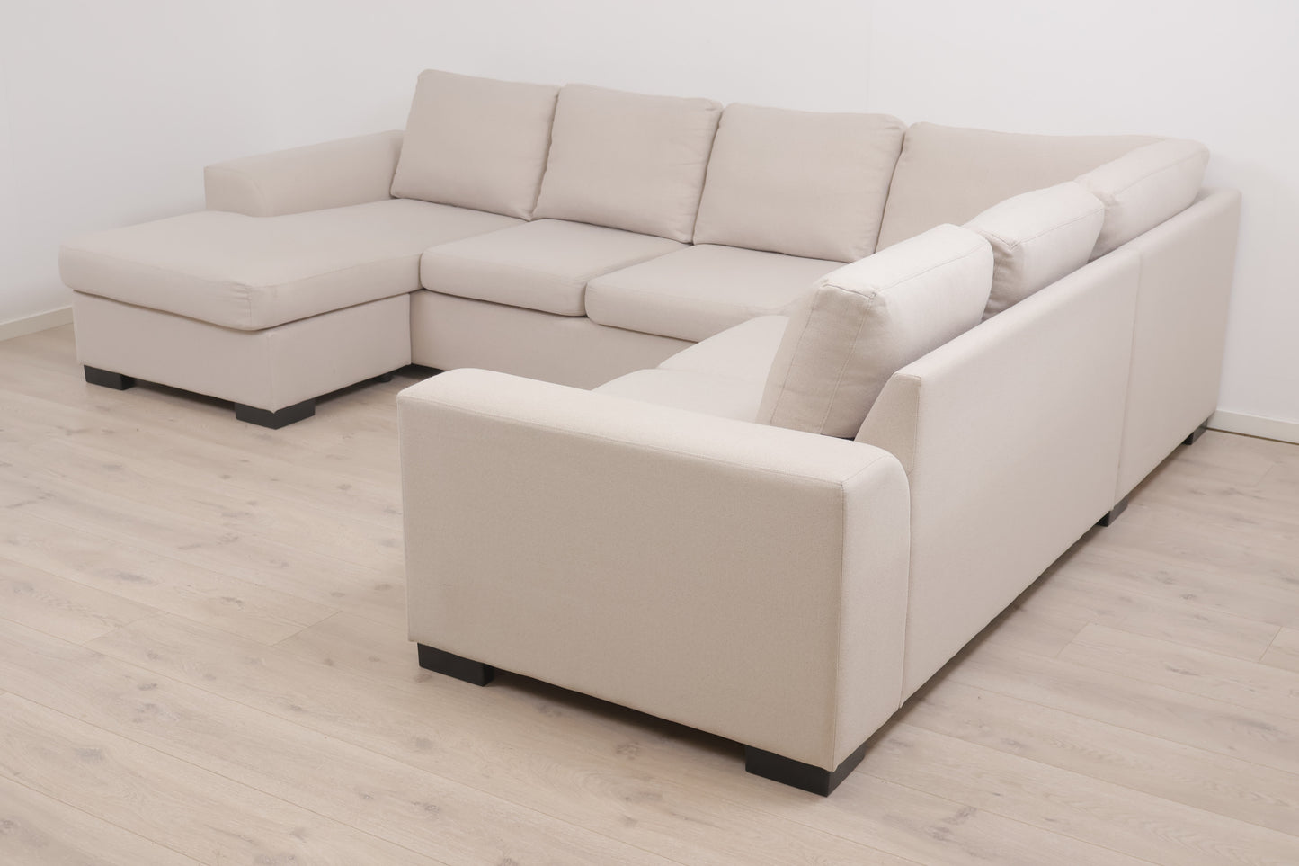 Nyrenset | Romslig beige u-sofa med sjeselong