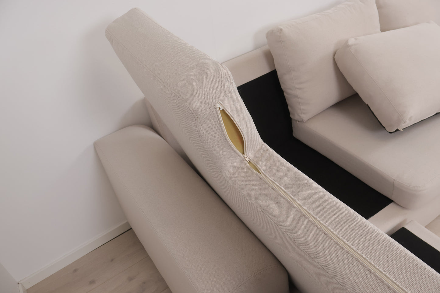 Nyrenset | Romslig beige u-sofa med sjeselong