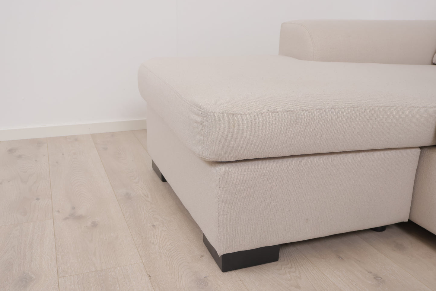 Nyrenset | Romslig beige u-sofa med sjeselong