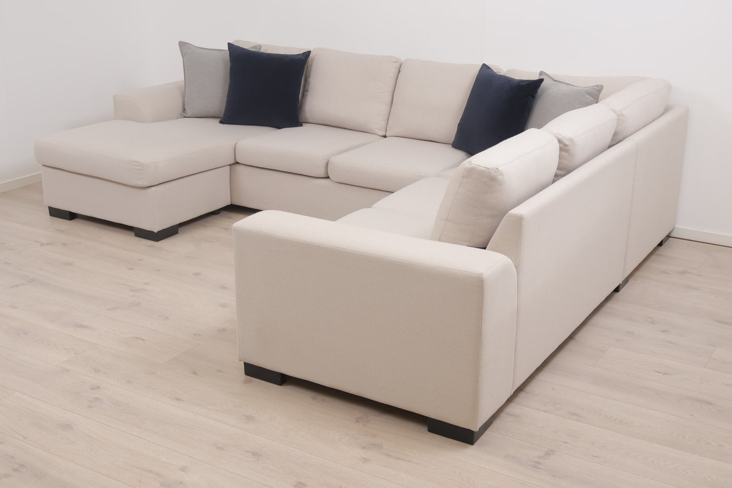 Nyrenset | Romslig beige u-sofa med sjeselong