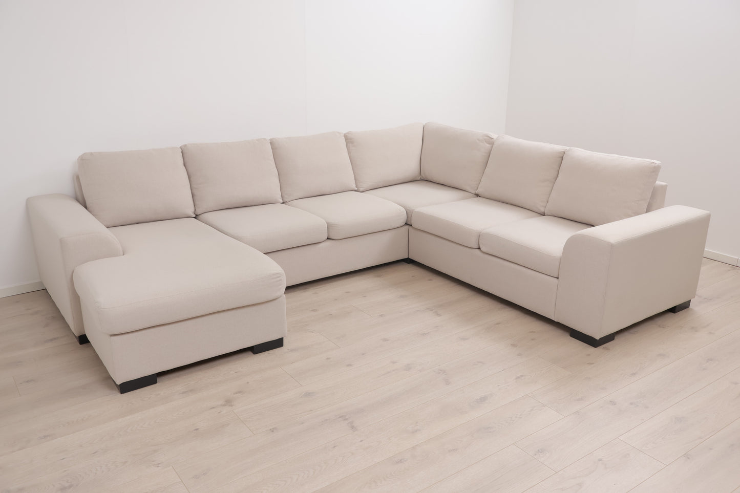 Nyrenset | Romslig beige u-sofa med sjeselong