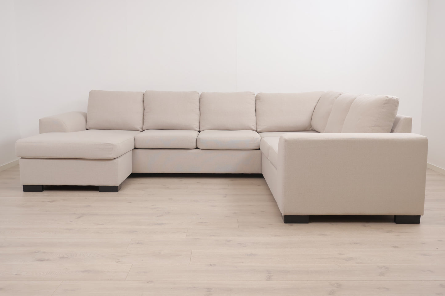 Nyrenset | Romslig beige u-sofa med sjeselong