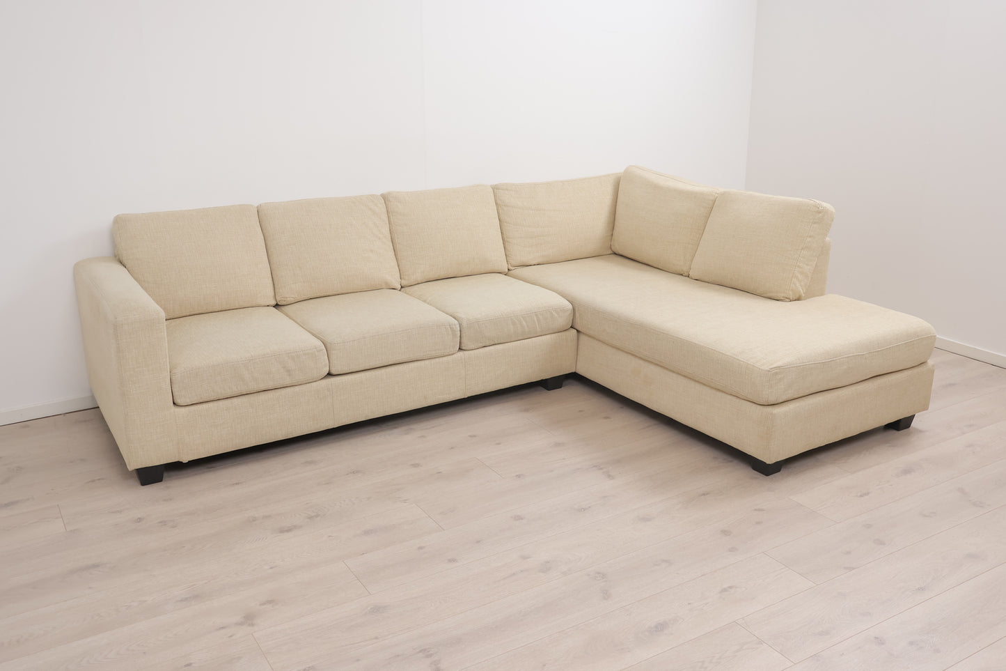 Nyrenset | Beige hjørnesofa med åpen ende