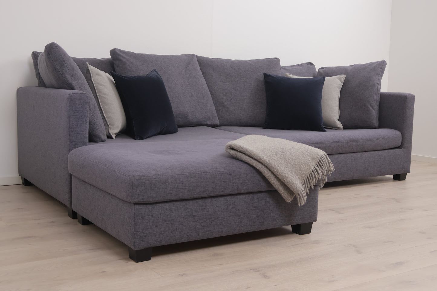 Nyrenset | Dyp og romslig grå/lilla Habitat Viking 3-seter sofa med puff