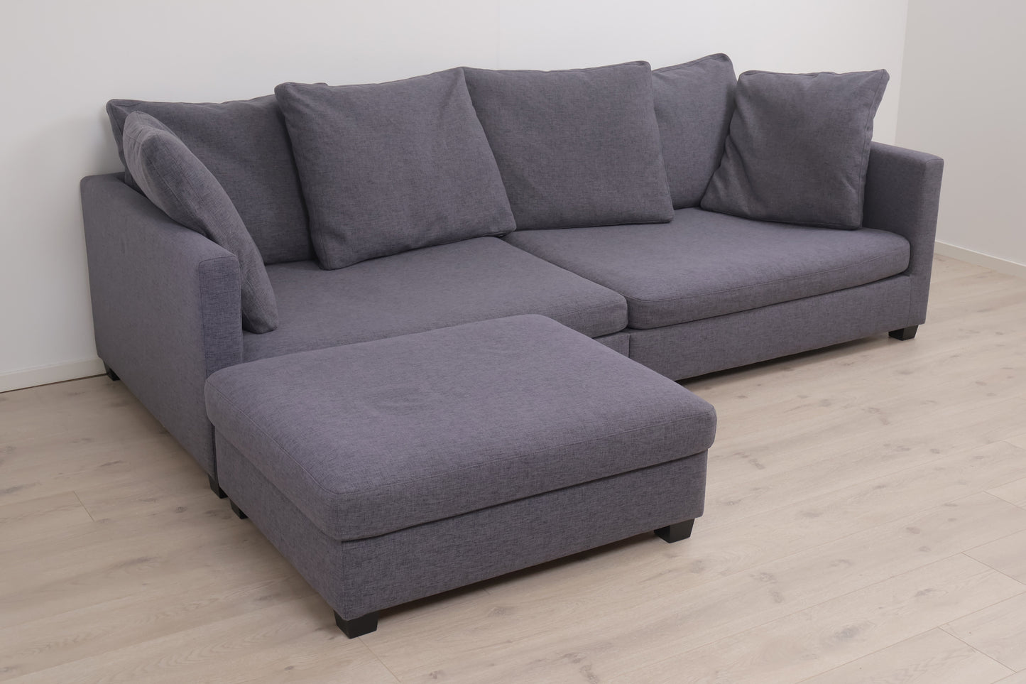 Nyrenset | Dyp og romslig grå/lilla Habitat Viking 3-seter sofa med puff