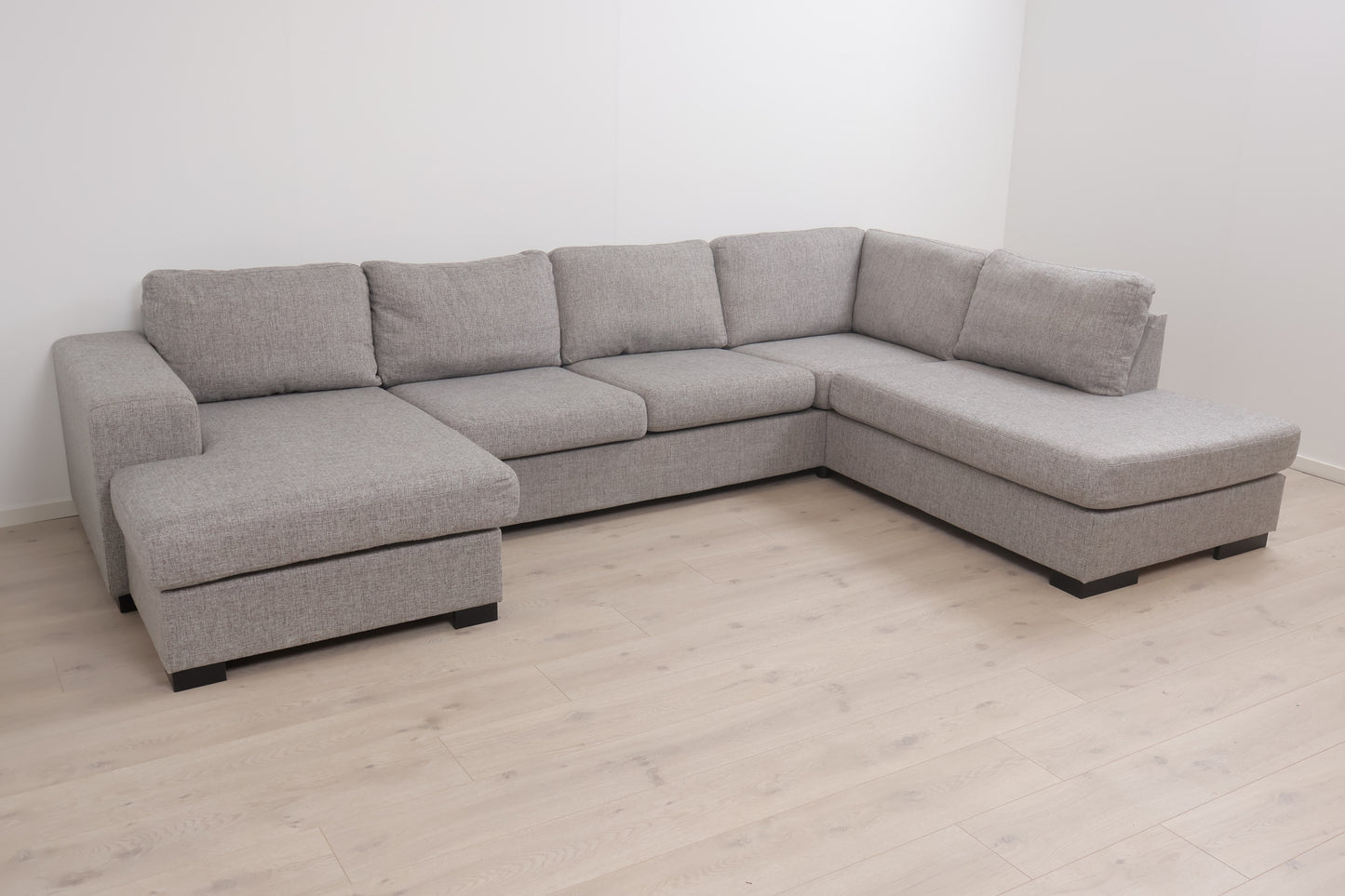 Nyrenset | Lys grå Sunday u-sofa med sjeselong fra Skeidar