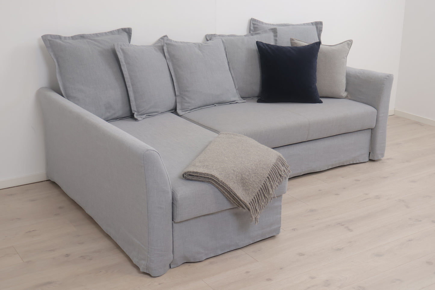 Nyrenset | IKEA Holmsund sovesofa med sjeselong og oppbevaring