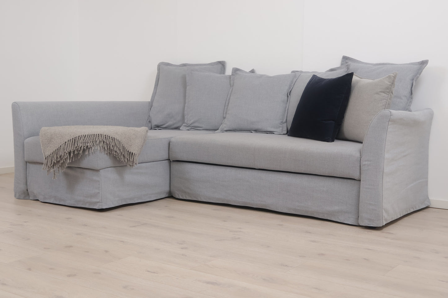 Nyrenset | IKEA Holmsund sovesofa med sjeselong og oppbevaring