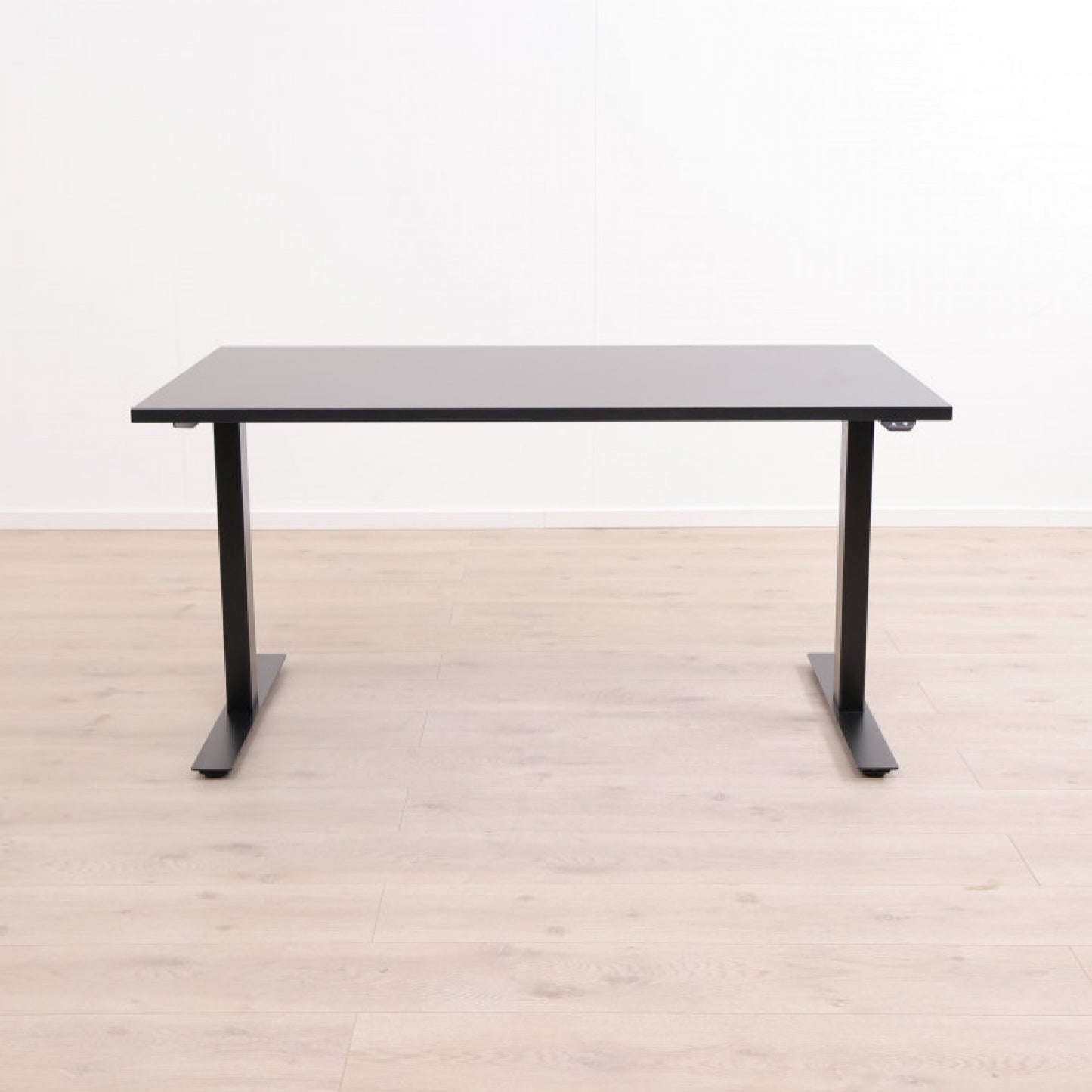 140x80 cm, Linak elektrisk hev/senk skrivebord med sort understell