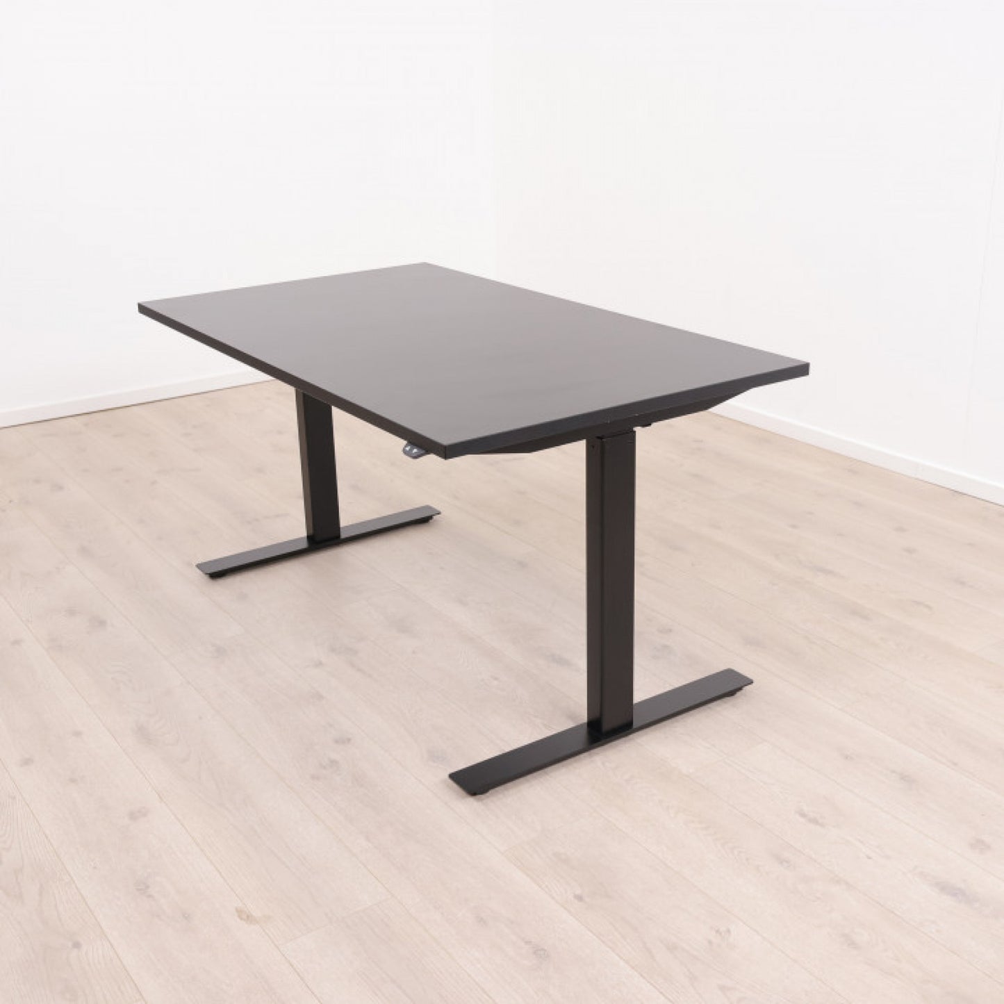 140x80 cm, Linak elektrisk hev/senk skrivebord med sort understell