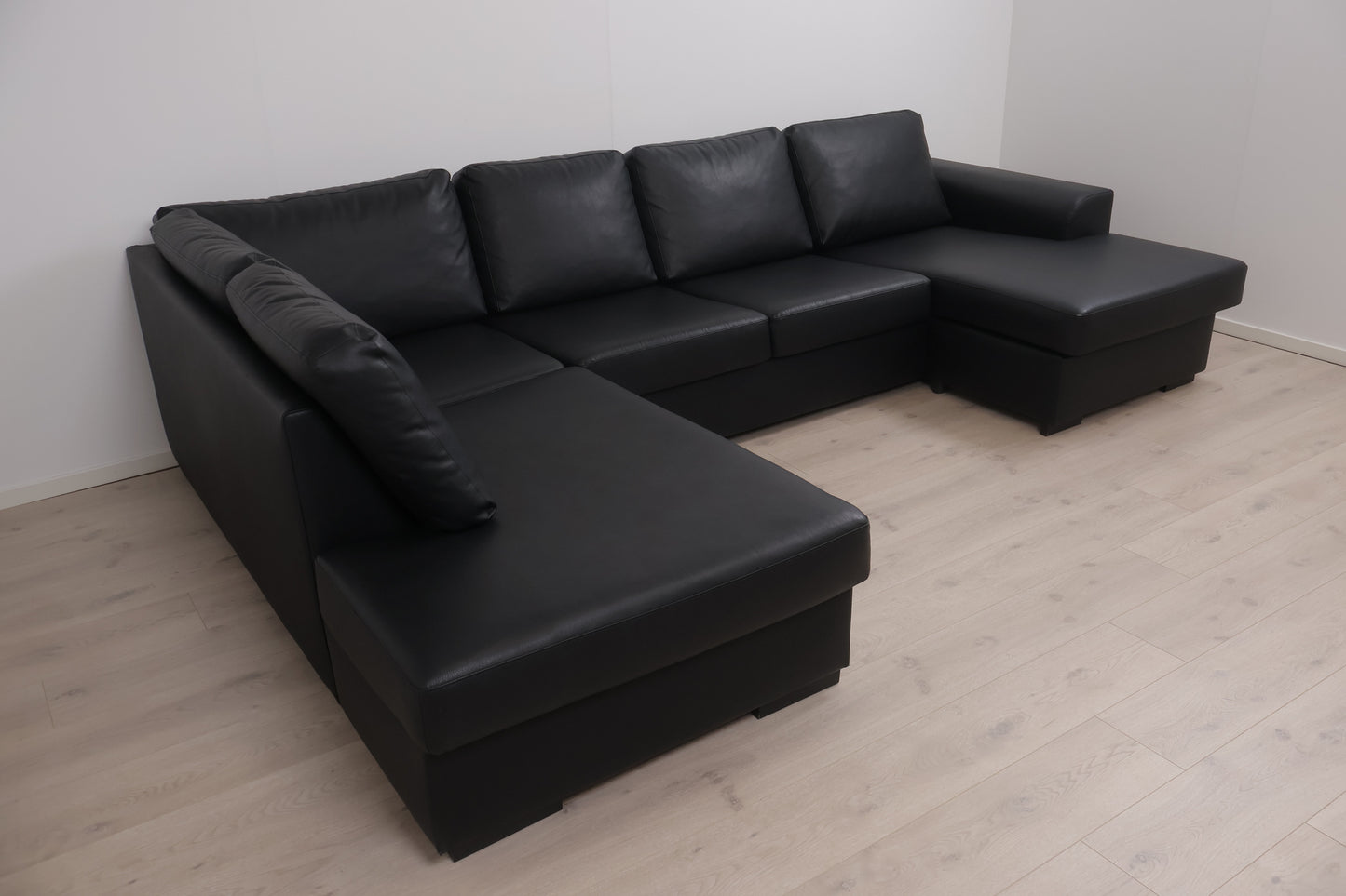 Nyrenset | Solna u-sofa med sjeselong i resirkulert skinn