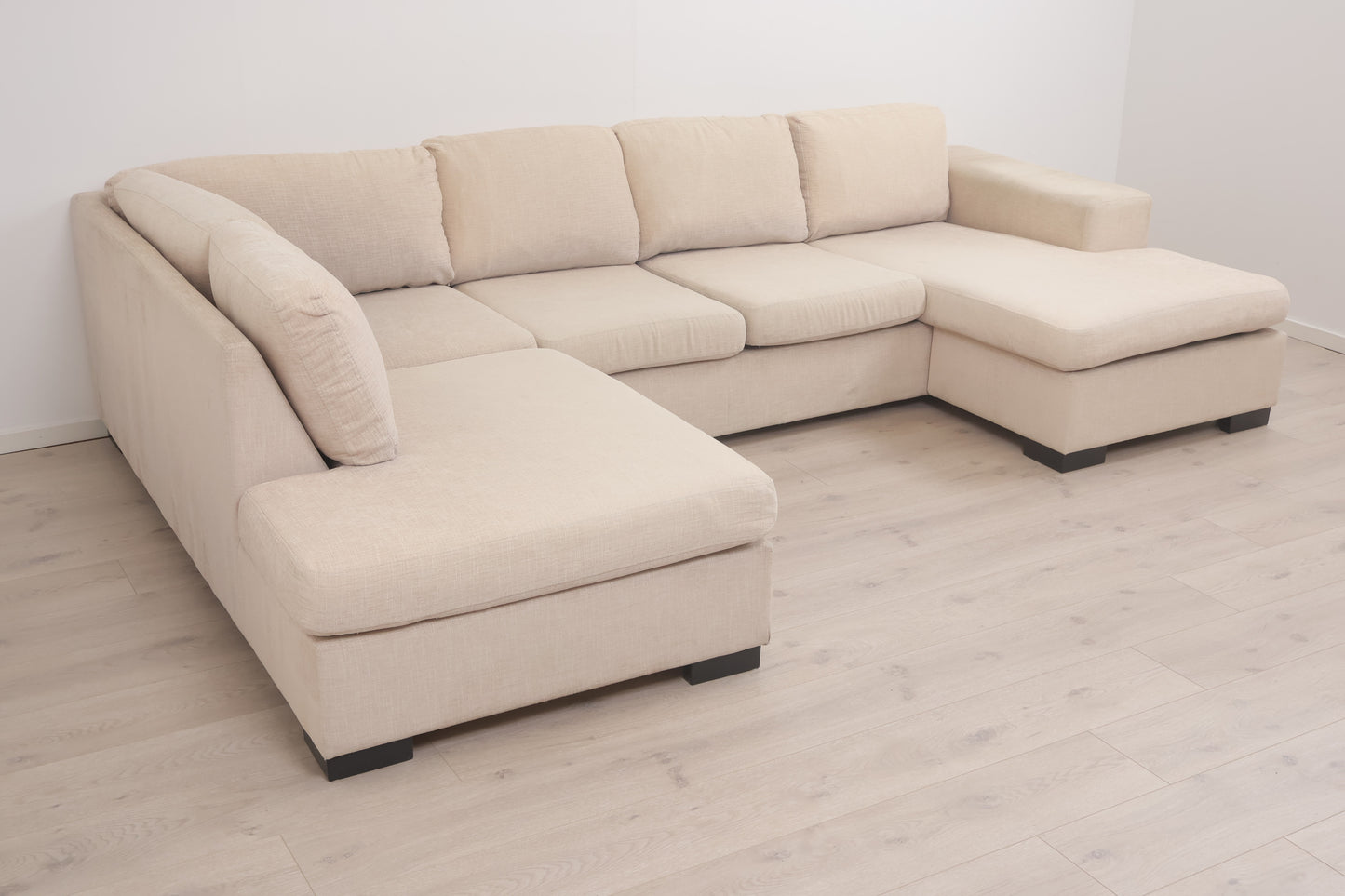 Nyrenset | Romslig beige u-sofa med sjeselong