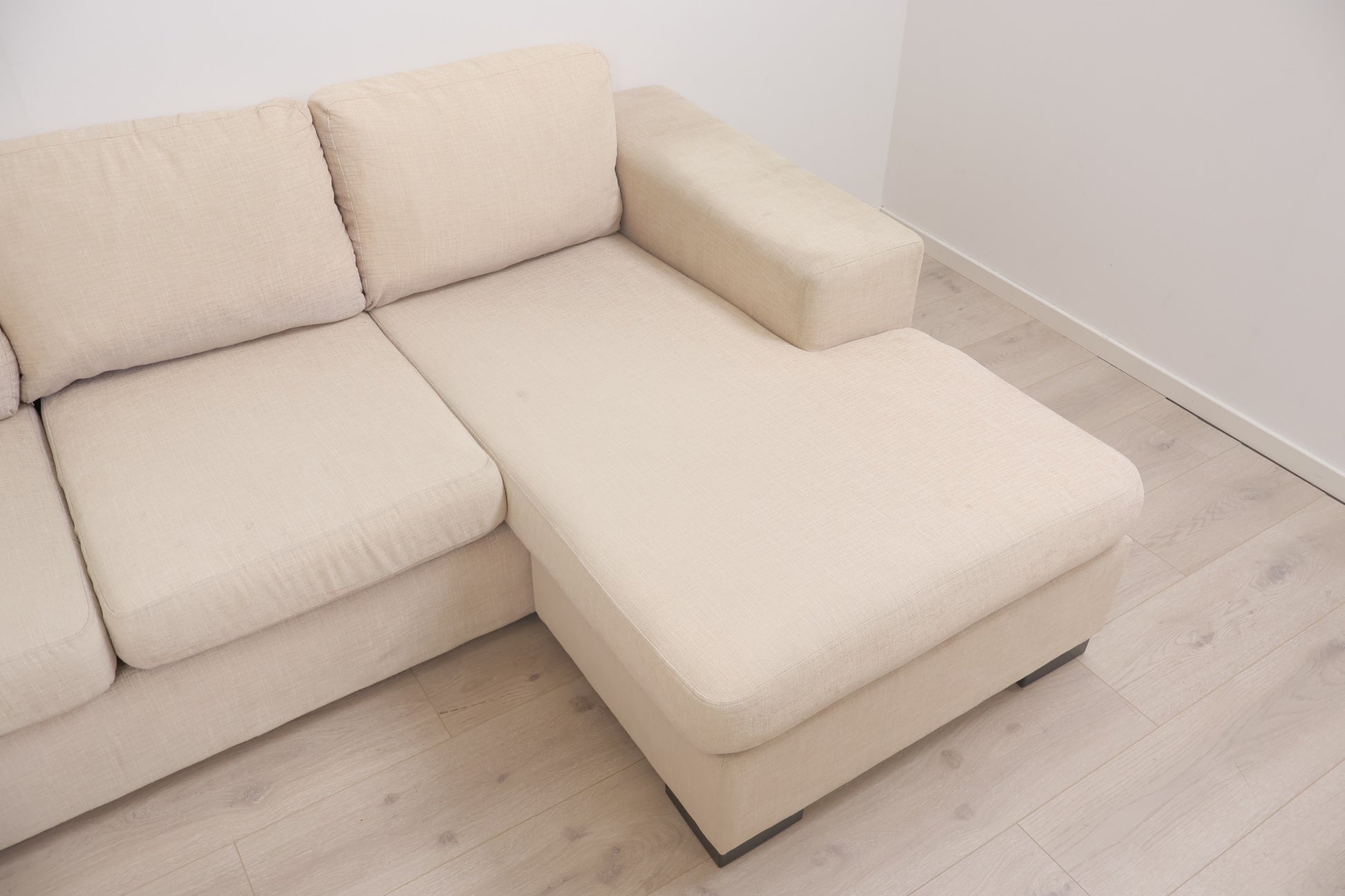 Nyrenset | Romslig beige u-sofa med sjeselong