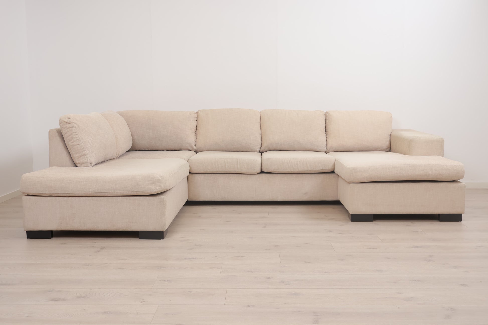 Nyrenset | Romslig beige u-sofa med sjeselong