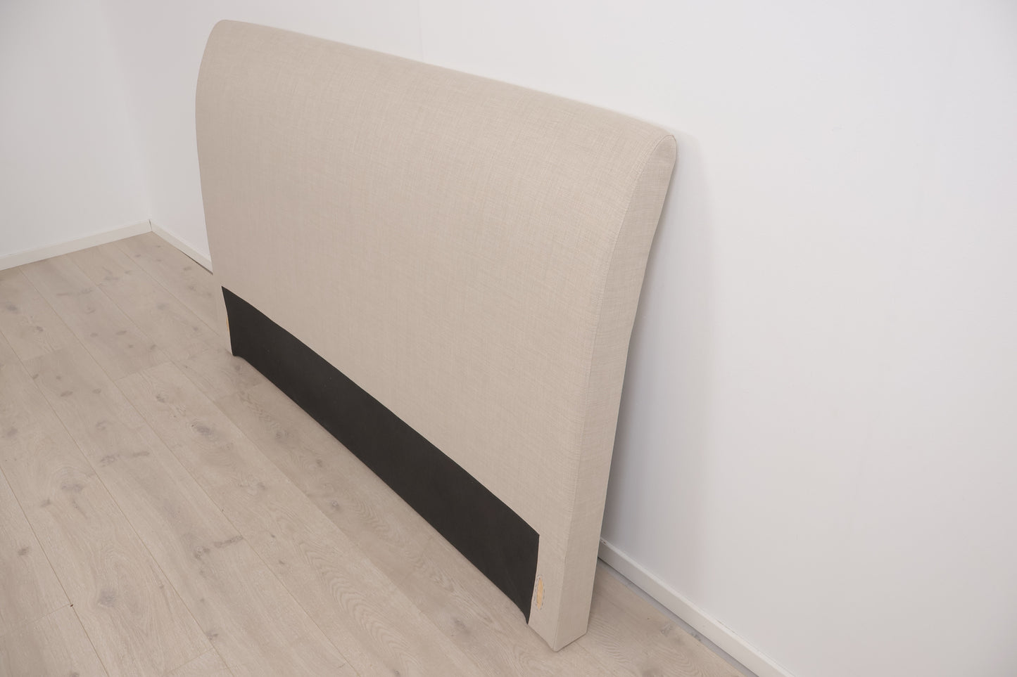 Kun brukt til utstilling | Beige Marion (180 cm) sengegavl fra SixBondStreet