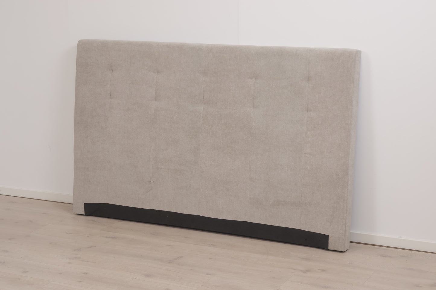 Kun brukt til utstilling | Lys grå sengegavl (180cm) fra SixBondStreet