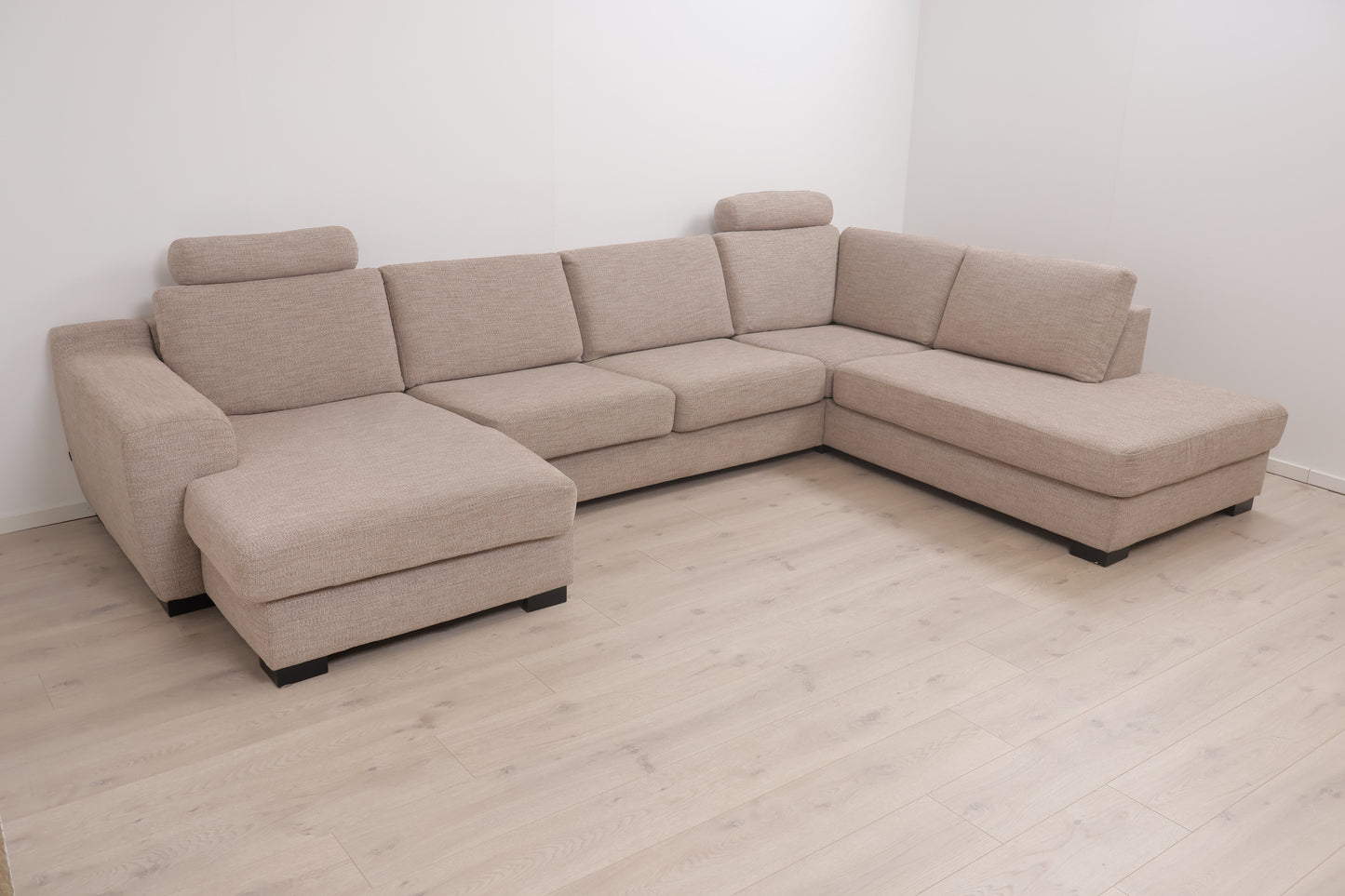 Nyrenset | Romslig beige u-sofa med sjeselong