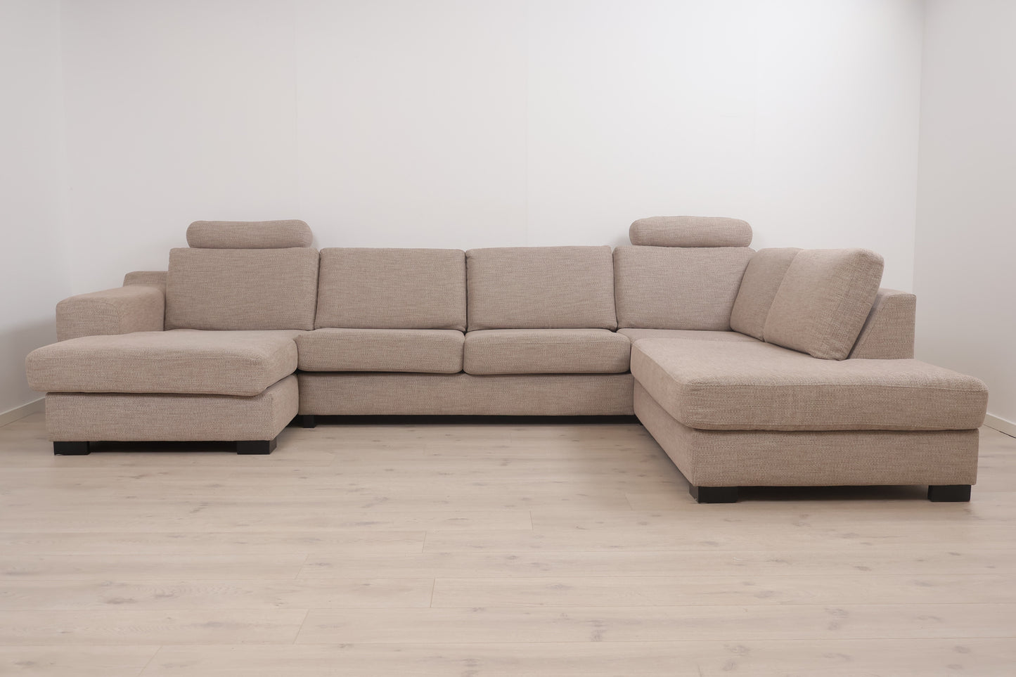 Nyrenset | Romslig beige u-sofa med sjeselong