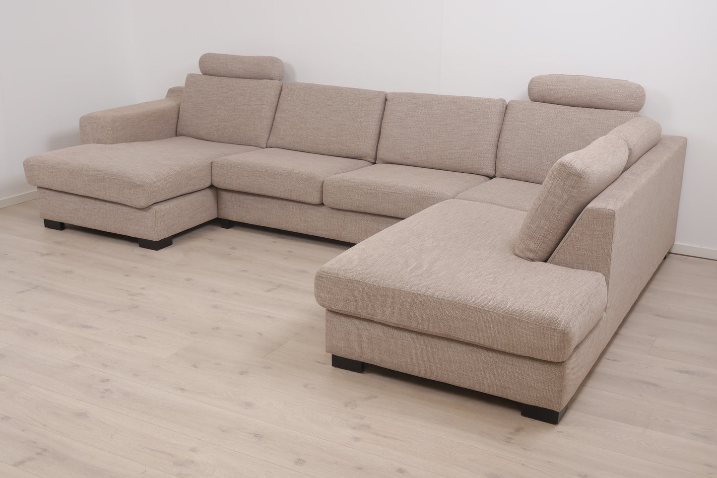 Nyrenset | Romslig beige u-sofa med sjeselong