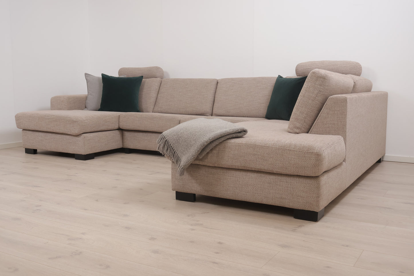 Nyrenset | Romslig beige u-sofa med sjeselong