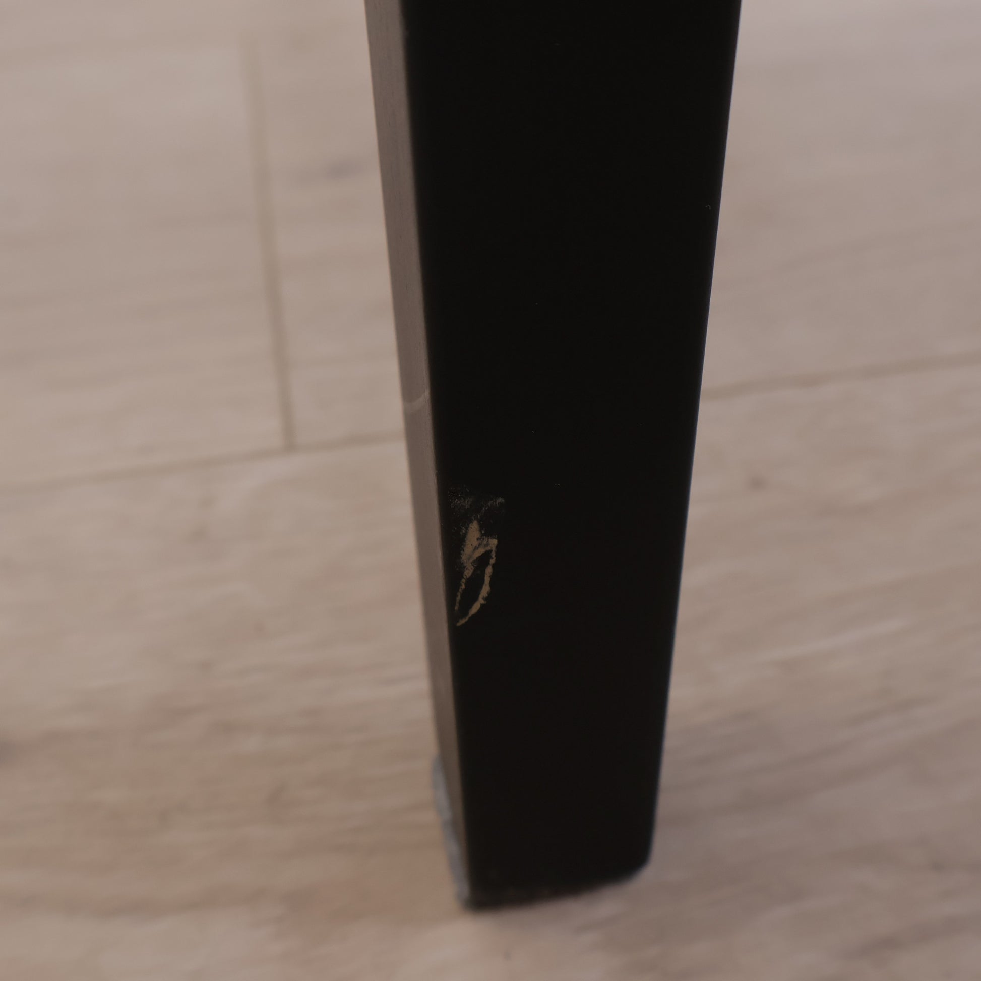 Madison spisestol med armlene - sort bøk. SixBondStreet