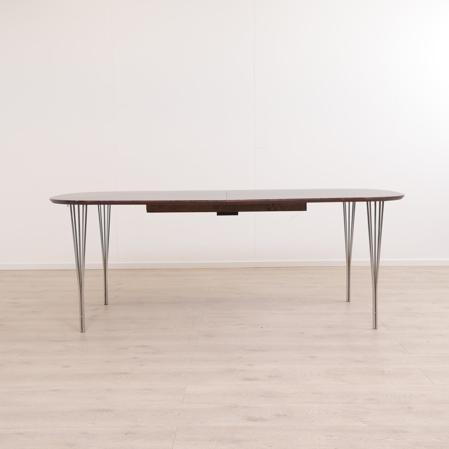 200/248 x 104 cm. Haslev spisebord med illeggsplater i sort/krom